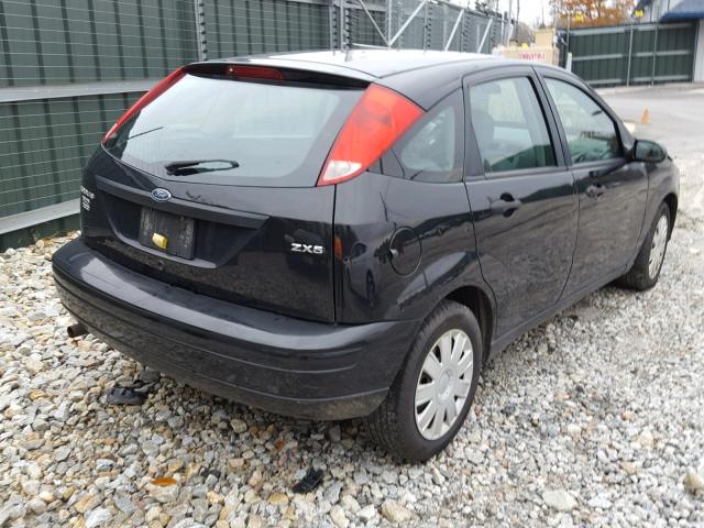 3FAFP37N65R129138 - 2005 FORD FOCUS ZX5 BLACK photo 4