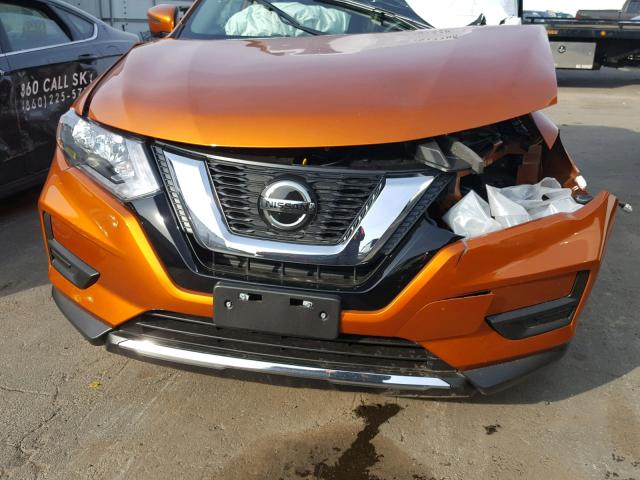 5N1AT2MVXJC823009 - 2018 NISSAN ROGUE SV ORANGE photo 9