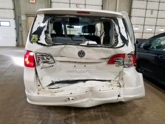 2C4RVABG9CR240716 - 2012 VOLKSWAGEN ROUTAN SE WHITE photo 10