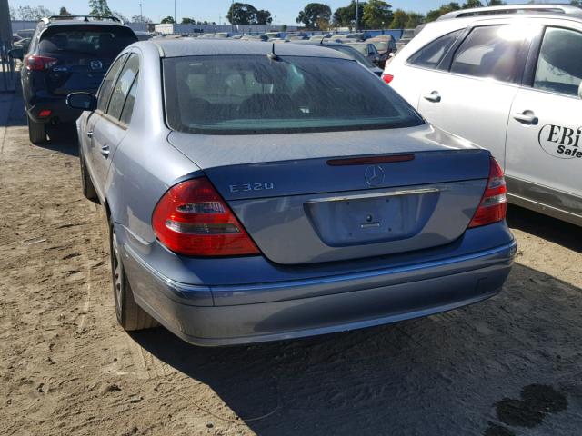 WDBUF65J64A460007 - 2004 MERCEDES-BENZ E 320 BLUE photo 3