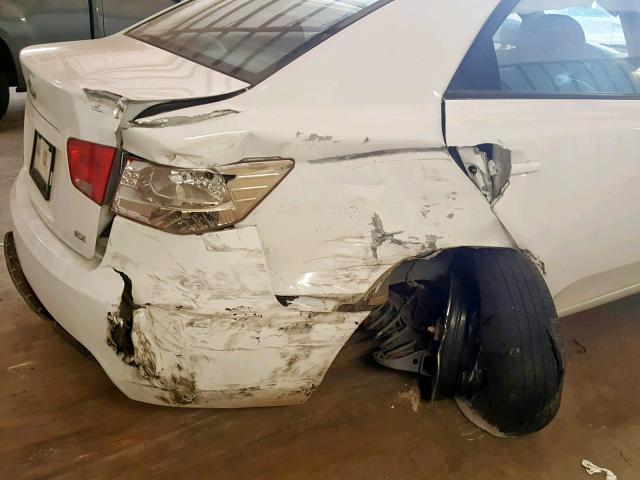 KNAFU4A27A5832796 - 2010 KIA FORTE EX WHITE photo 9