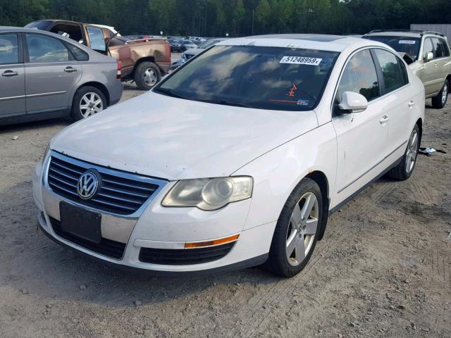 WVWAK73C28P042931 - 2008 VOLKSWAGEN PASSAT KOM WHITE photo 2