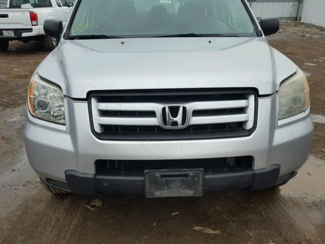 2HKYF181X7H525522 - 2007 HONDA PILOT LX SILVER photo 9