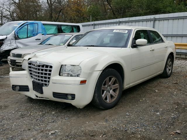 2C3KA53G27H883265 - 2007 CHRYSLER 300 TOURIN WHITE photo 2