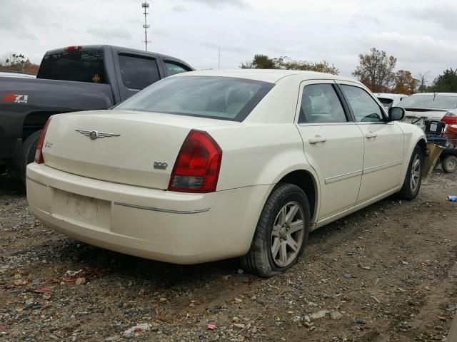 2C3KA53G27H883265 - 2007 CHRYSLER 300 TOURIN WHITE photo 4