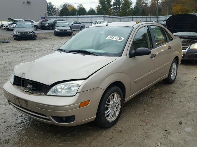 1FAHP34NX6W245003 - 2006 FORD FOCUS ZX4 BEIGE photo 2