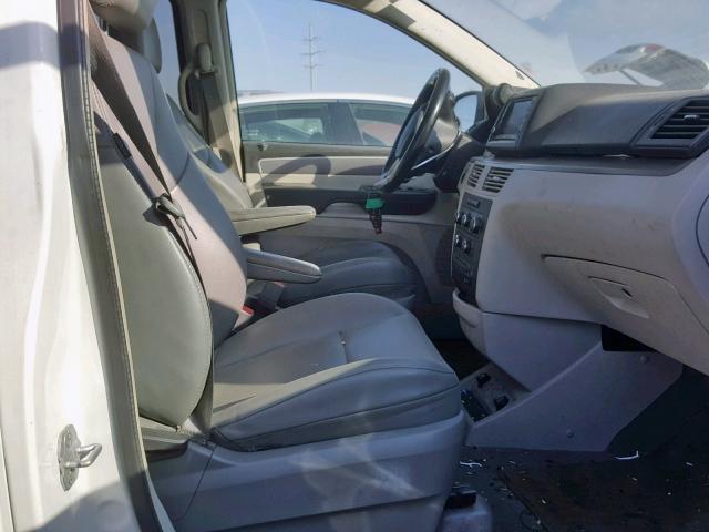 2C4RVABG5CR321633 - 2012 VOLKSWAGEN ROUTAN SE WHITE photo 5