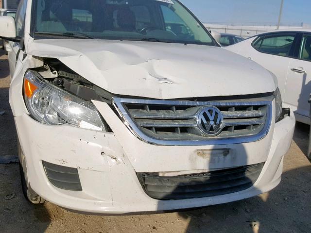 2C4RVABG5CR321633 - 2012 VOLKSWAGEN ROUTAN SE WHITE photo 9