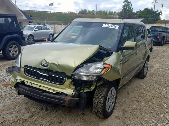 KNDJT2A54D7484429 - 2013 KIA SOUL GREEN photo 2