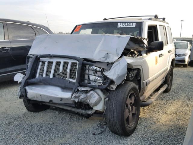 1J8HG48N86C132994 - 2006 JEEP COMMANDER SILVER photo 2