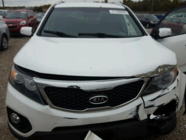 5XYKT3A66DG375752 - 2013 KIA SORENTO LX WHITE photo 7