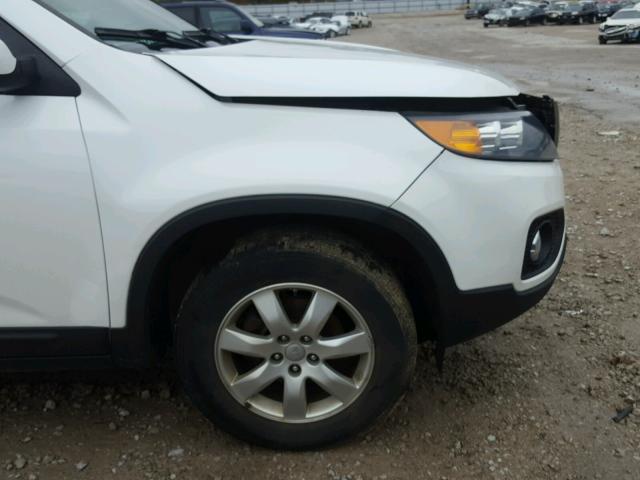 5XYKT3A66DG375752 - 2013 KIA SORENTO LX WHITE photo 9