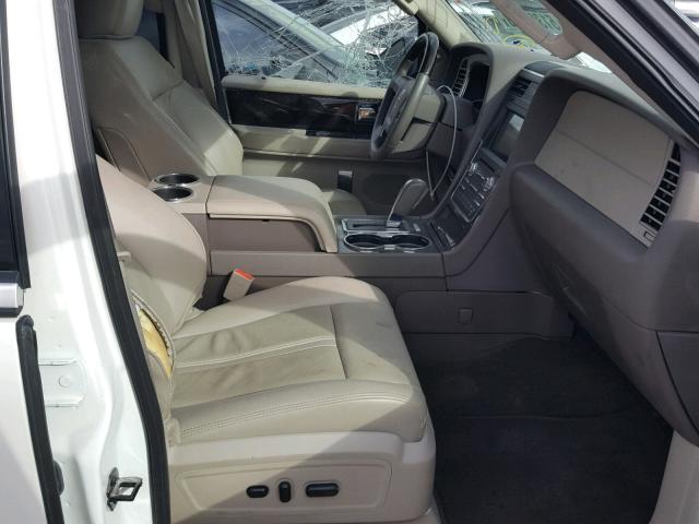 5LMJJ2HT3HEL03129 - 2017 LINCOLN NAVIGATOR Biały zdjęcie 5