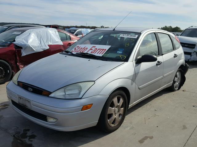 3FAFP37342R236313 - 2002 FORD FOCUS ZX5 SILVER photo 2