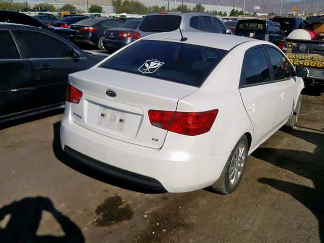 KNAFU4A26D5737408 - 2013 KIA FORTE EX WHITE photo 4