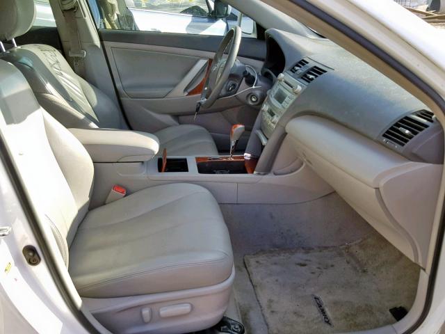 4T1BE46K99U907485 - 2009 TOYOTA CAMRY XLE WHITE photo 5