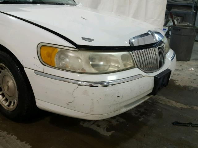 1LNHM81W02Y671385 - 2002 LINCOLN TOWN CAR E WHITE photo 9