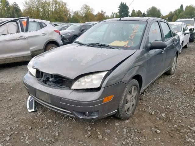 1FAFP34NX5W236677 - 2005 FORD FOCUS ZX4 GRAY photo 2