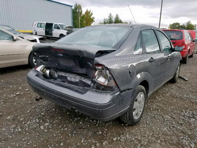 1FAFP34NX5W236677 - 2005 FORD FOCUS ZX4 GRAY photo 4