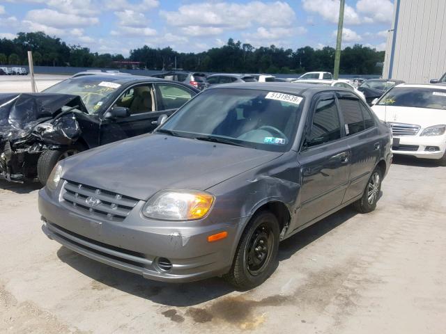 KMHCG45C95U602345 - 2005 HYUNDAI ACCENT GL GRAY photo 2