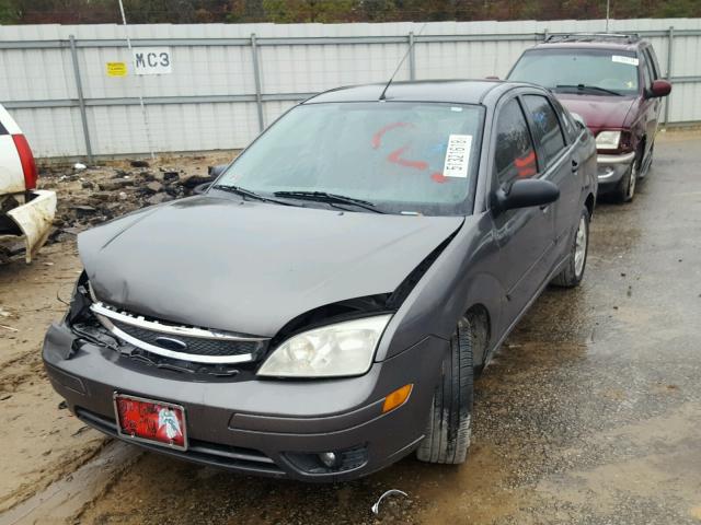 1FAFP34N45W241602 - 2005 FORD FOCUS ZX4 GRAY photo 2