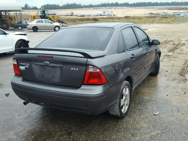 1FAFP34N45W241602 - 2005 FORD FOCUS ZX4 GRAY photo 4