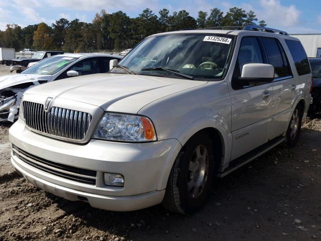 5LMFU27566LJ29002 - 2006 LINCOLN NAVIGATOR Biały zdjęcie 2
