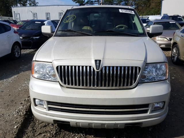 5LMFU27566LJ29002 - 2006 LINCOLN NAVIGATOR Biały zdjęcie 9