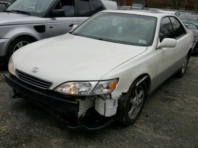 JT8BF28G9Y5096826 - 2000 LEXUS ES 300 WHITE photo 2