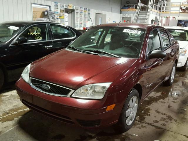 1FAHP34N87W160985 - 2007 FORD FOCUS ZX4 MAROON photo 2