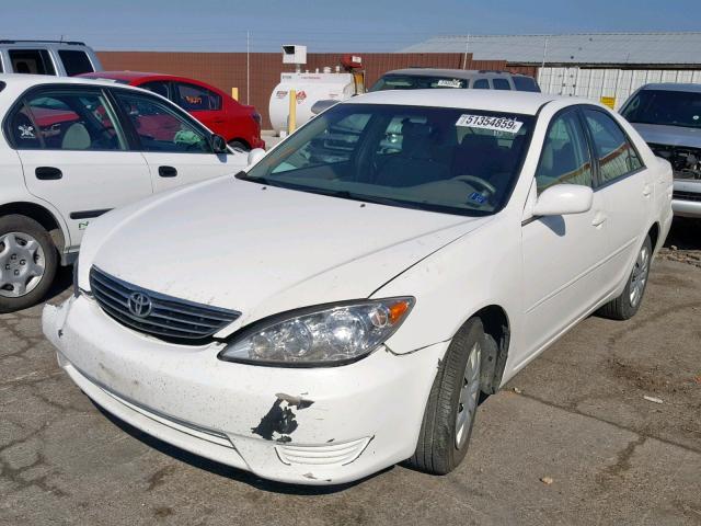 4T1BE32K95U586915 - 2005 TOYOTA CAMRY LE WHITE photo 2