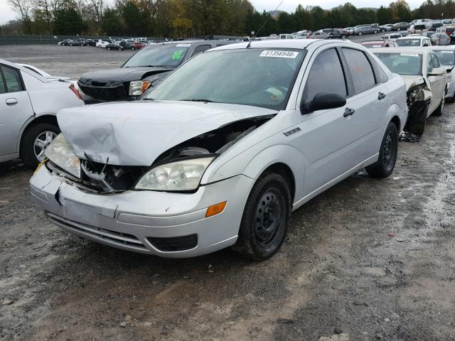 1FAFP34N37W170895 - 2007 FORD FOCUS ZX4 GRAY photo 2