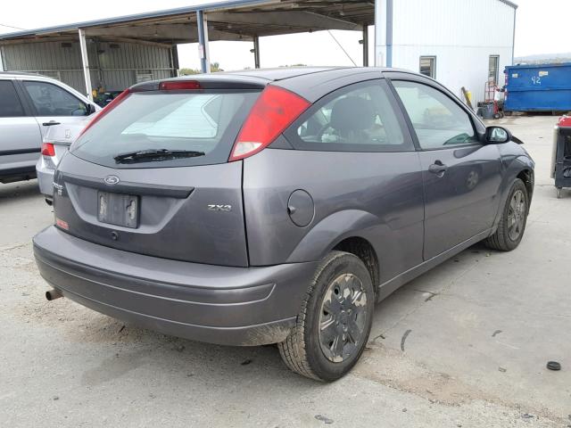 1FAHP31N86W257879 - 2006 FORD FOCUS ZX3 GRAY photo 4