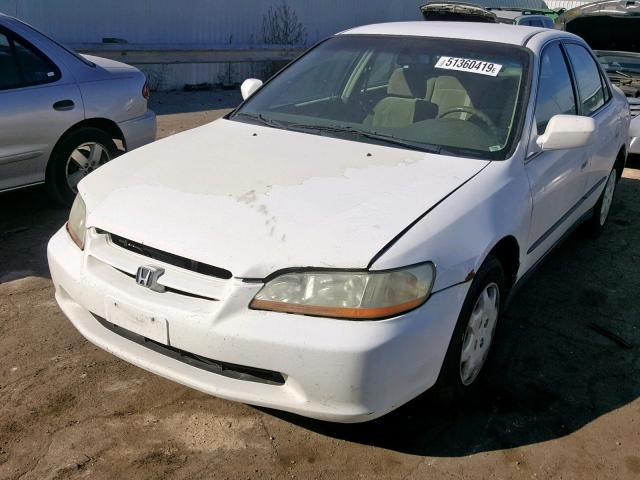 1HGCG5644YA126935 - 2000 HONDA ACCORD LX WHITE photo 2