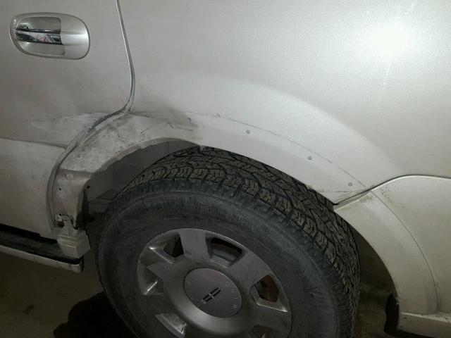 5LMFU285X6LJ20561 - 2006 LINCOLN NAVIGATOR 白色 照片 9