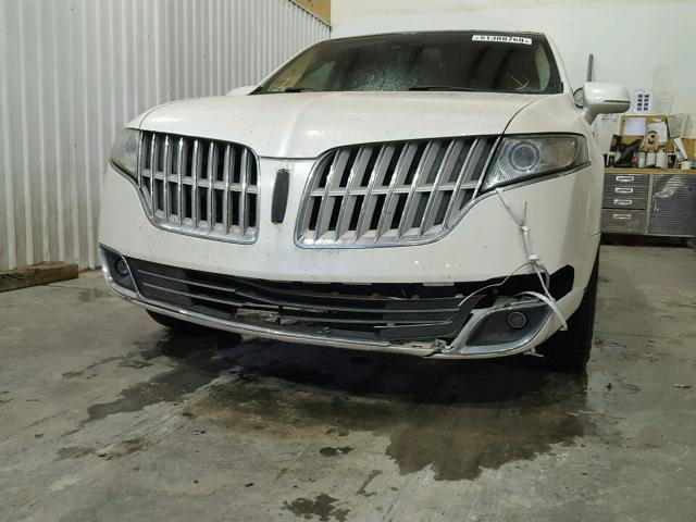 2LMHJ5AT9ABJ18439 - 2010 LINCOLN MKT WHITE photo 9