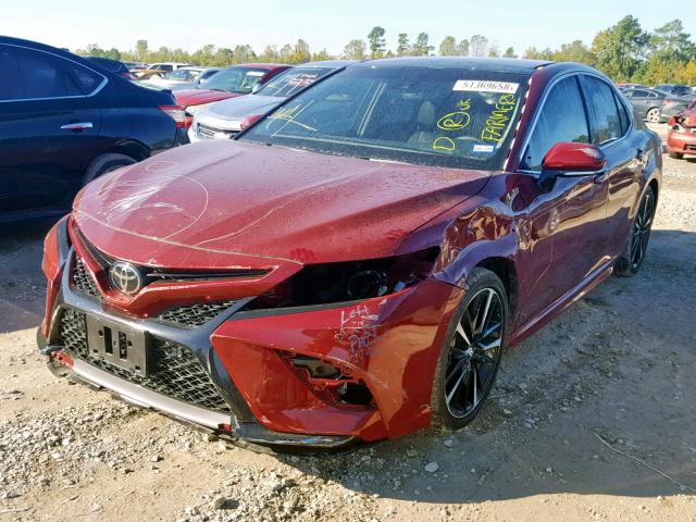 4T1BZ1HK0JU506475 - 2018 TOYOTA CAMRY XSE RED photo 2