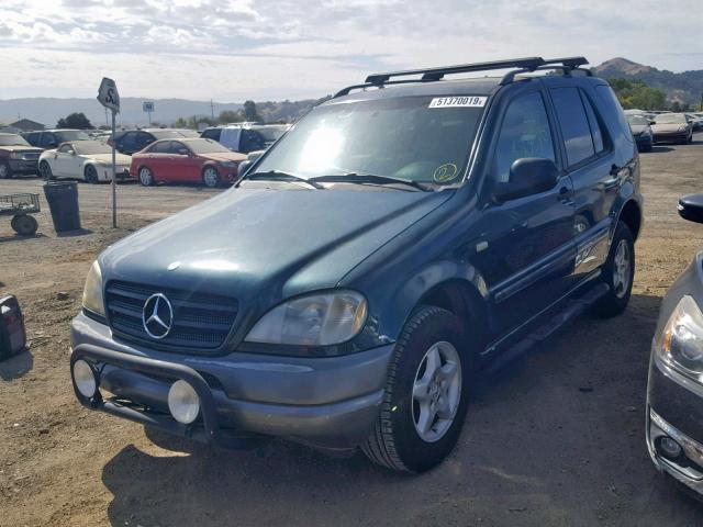 4JGAB54E2WA046946 - 1998 MERCEDES-BENZ ML 320 GREEN photo 2