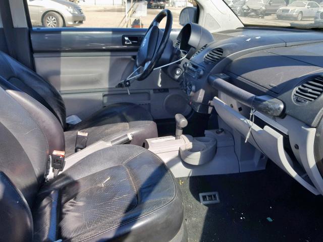 3VWDD21C52M445017 - 2002 VOLKSWAGEN NEW BEETLE ნაცრისფერი ფოტო 5