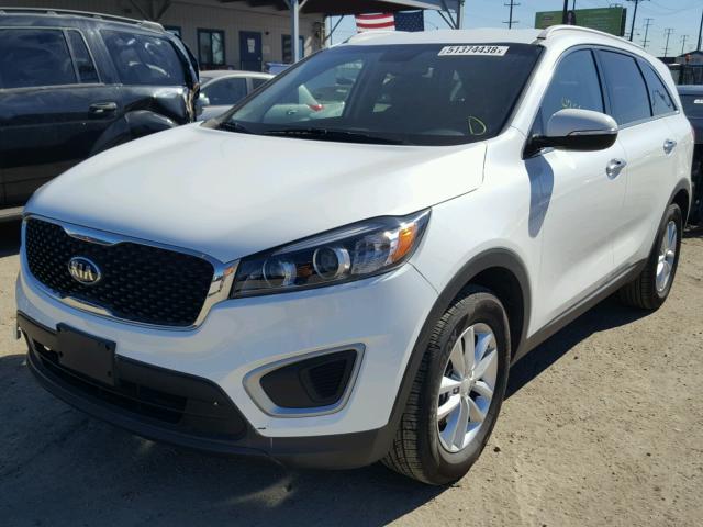 5XYPG4A34JG348762 - 2018 KIA SORENTO LX WHITE photo 2