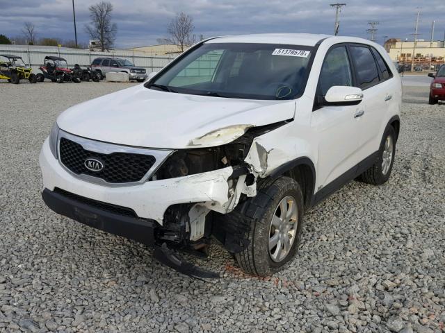 5XYKTCA6XDG346027 - 2013 KIA SORENTO LX WHITE photo 2