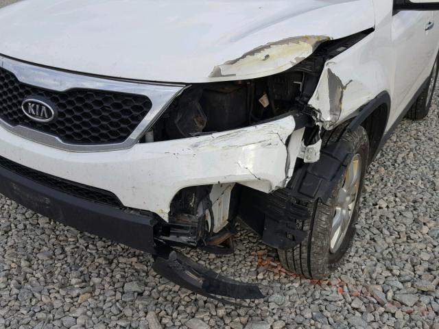 5XYKTCA6XDG346027 - 2013 KIA SORENTO LX WHITE photo 9