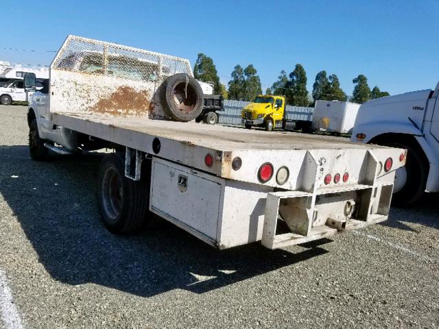 1FDAF56F52EC28556 - 2002 FORD F550 SUPER WHITE photo 3