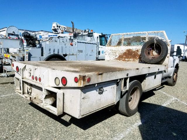 1FDAF56F52EC28556 - 2002 FORD F550 SUPER WHITE photo 4