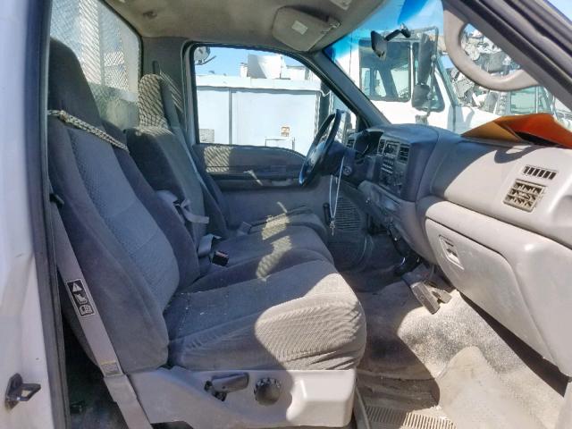 1FDAF56F52EC28556 - 2002 FORD F550 SUPER WHITE photo 5