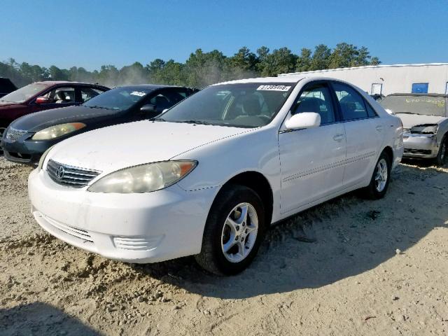 4T1BE32K05U607778 - 2005 TOYOTA CAMRY LE WHITE photo 2