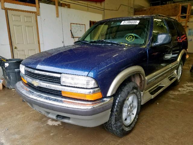 1GNDT13W8W2263064 - 1998 CHEVROLET BLAZER BLUE photo 2