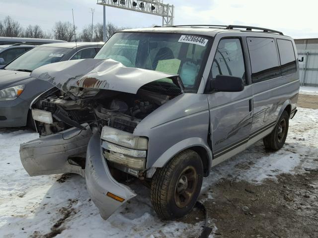 1GNDM19W0WB142694 - 1998 CHEVROLET ASTRO SILVER photo 2