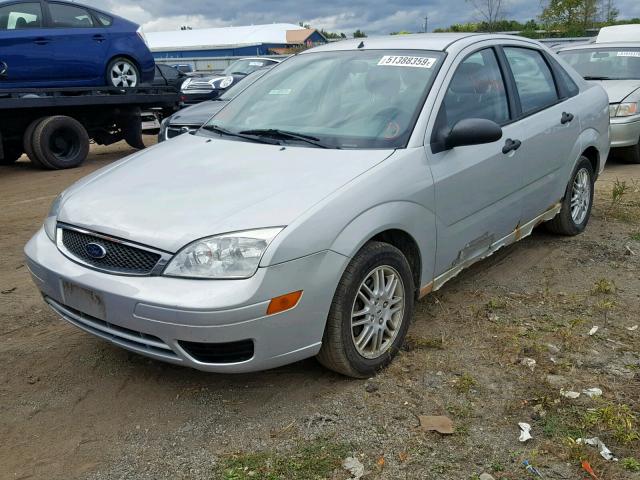 1FAFP34N85W268835 - 2005 FORD FOCUS ZX4 SILVER photo 2