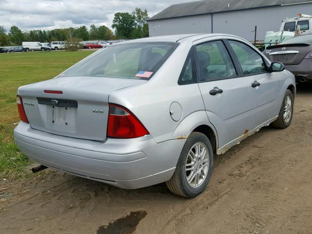 1FAFP34N85W268835 - 2005 FORD FOCUS ZX4 SILVER photo 4